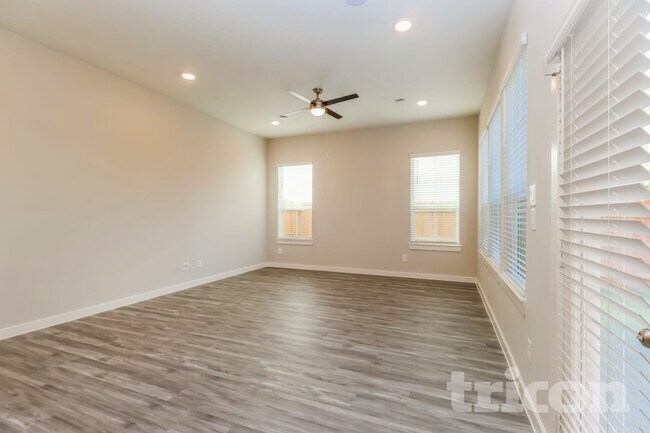 Foto del edificio - 9835 Willow Creek Commerce Dr