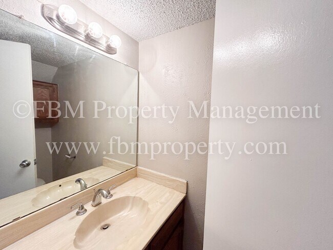 Building Photo - Red Bud 820 &amp; 822 / GEOF - EG