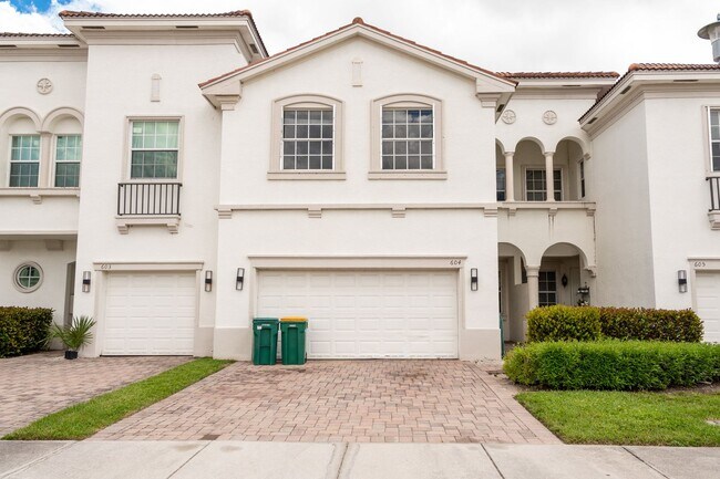 Building Photo - UNFURNISHED ANNUAL**MOTIVATED LANDLORD** FALLS OF PORTOFINO ** 4 BED / 2.5 BATH TOWN HOME - NORTH...