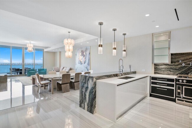 Building Photo - 17901 Collins Ave
