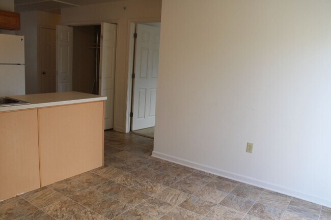 Foto del edificio - 12 W High St