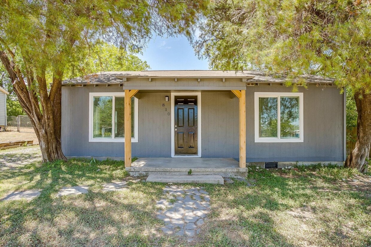 Primary Photo - Amazing Remodeled 2 Bed, 1 Bath Ready tor ...