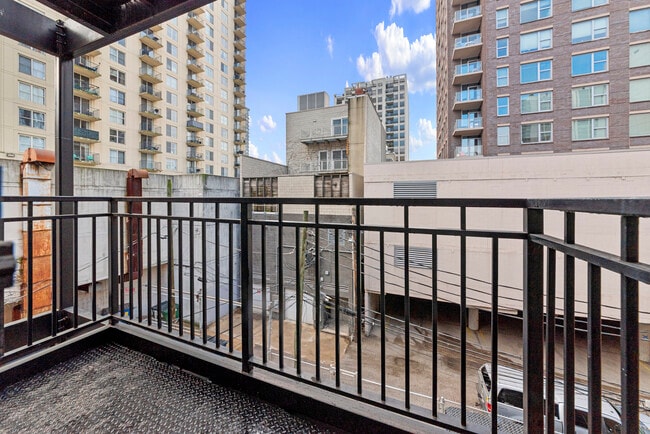 Building Photo - 1235 N La Salle Dr