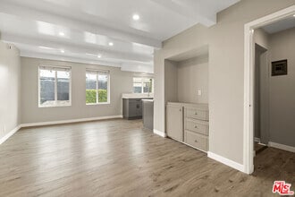 Building Photo - 6768 Lexington Ave