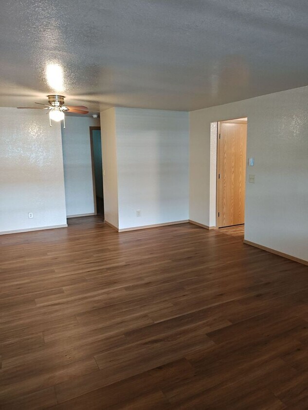 Foto del edificio - Two bedroom with den! Washer and dryer in unit! Ground Floor Unit.