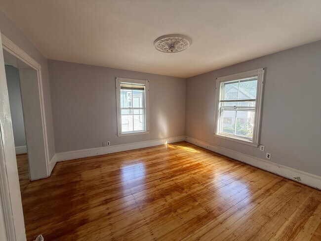 Foto del edificio - 57 Rindge Ave
