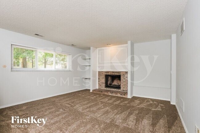 Building Photo - 1032 Shadowoak Dr