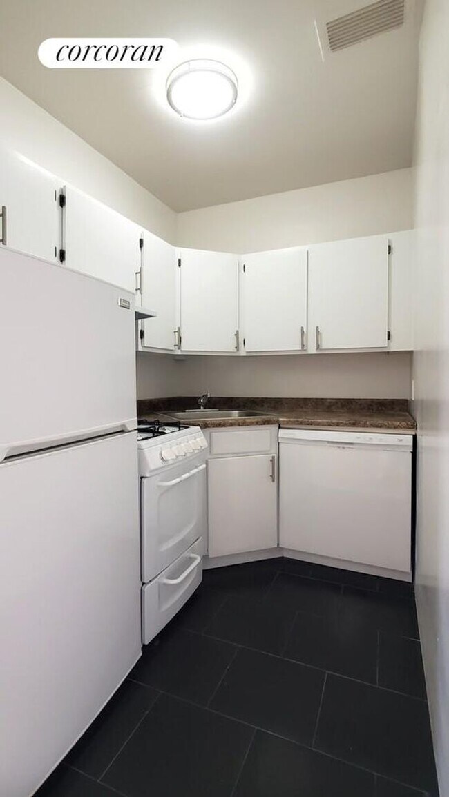 Foto del edificio - 306 W 51st St