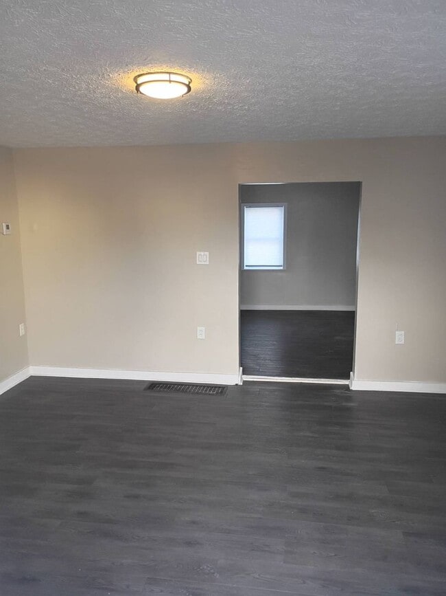 Building Photo - 50% off on the First Month's rent for Charming 3 - Bedroom Property in Prime Location