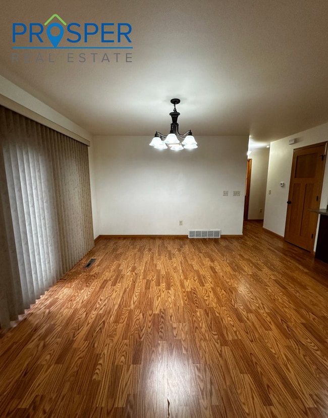 Building Photo - Charming Comfort Meets Prime Eau Claire Location!