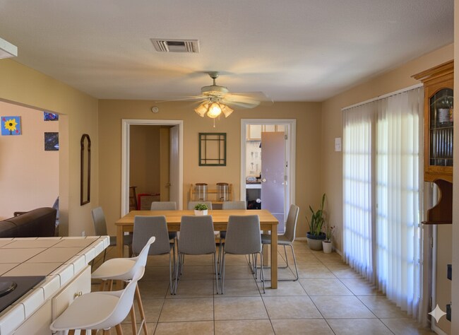 Foto del edificio - LARGE 4BR/2BA HOUSE FOR RENT