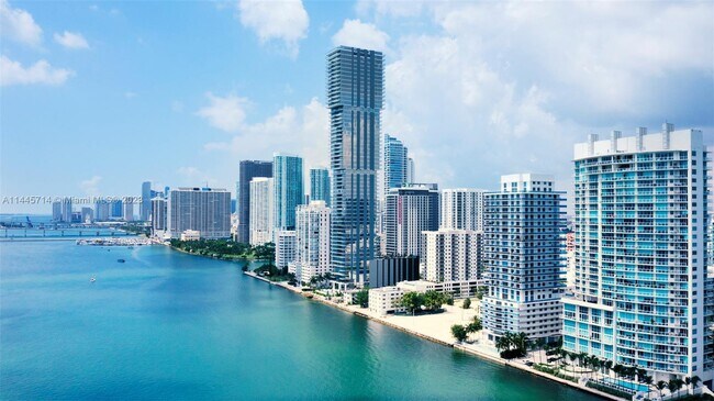 Foto del edificio - 700 NE 25th St