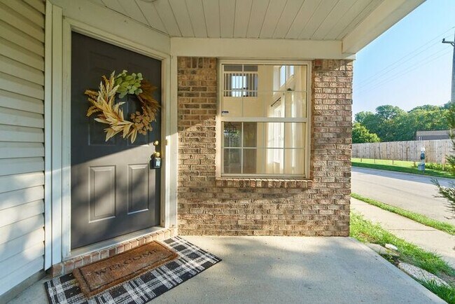 Foto del edificio - 3 Bedroom 2.5 bath in Great Carmel Location!