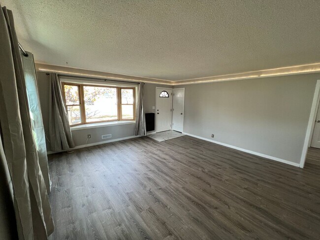 Building Photo - Fully remodeled home in desirable SW neigh...