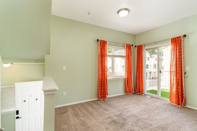 Foto del edificio - Available Now – Spacious 3-Bedroom Townhom...