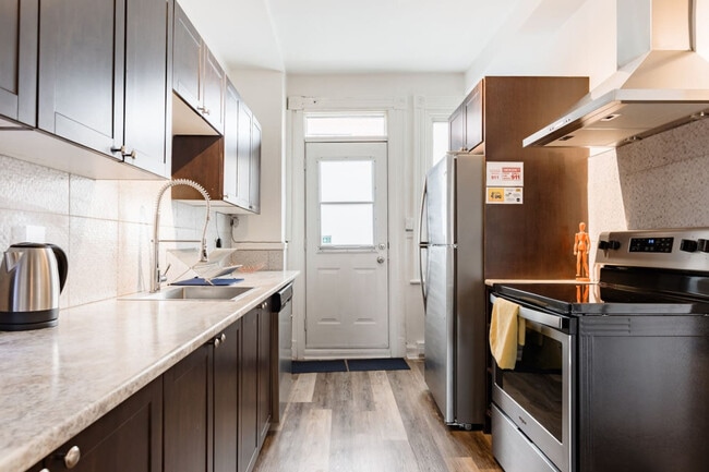 Building Photo - 4631 Rue Ontario E