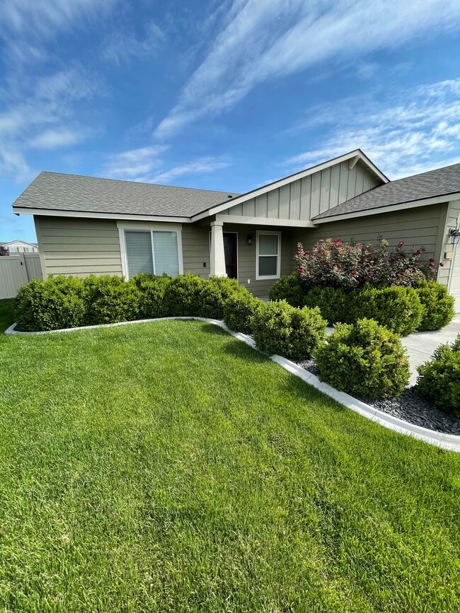 Building Photo - Beautiful Three Bedroom Two Bath in Kennewick