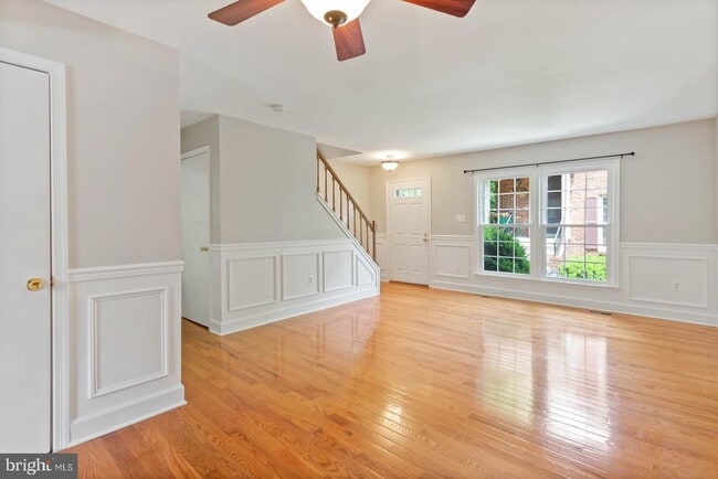 Building Photo - 2524 S Walter Reed Dr