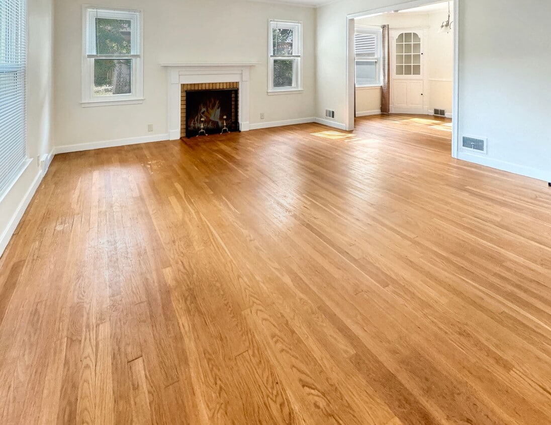 Primary Photo - Lovely 3 bedroom 1.5 bathroom Cape Code st...