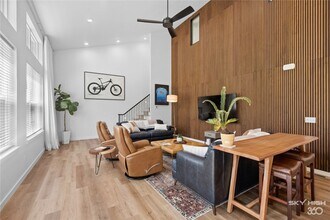 Building Photo - 5 Blandford Ln