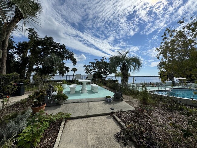 Building Photo - "Coastal Comfort Awaits: Spacious 2-Bed, 2...
