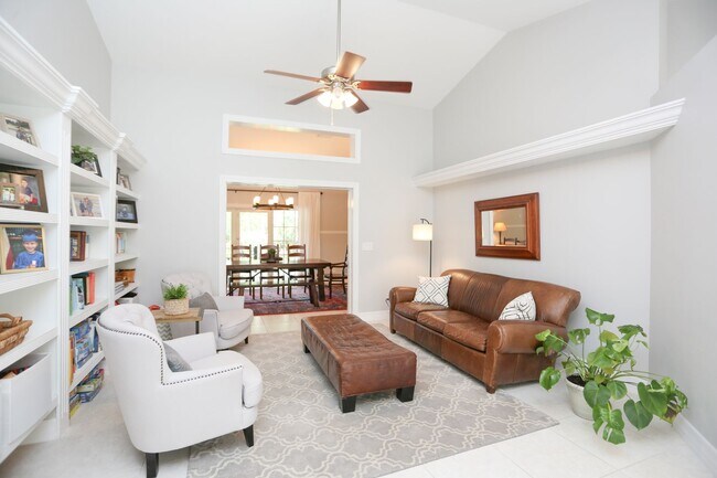 Building Photo - ***NEW PHOTOS COMING SOON***FULLY FURNISHE...