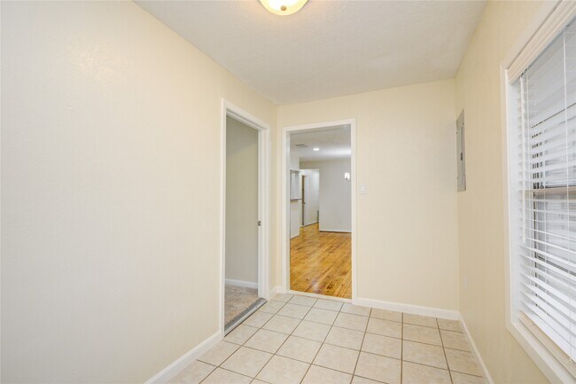 Building Photo - 804 Chickasaw Dr