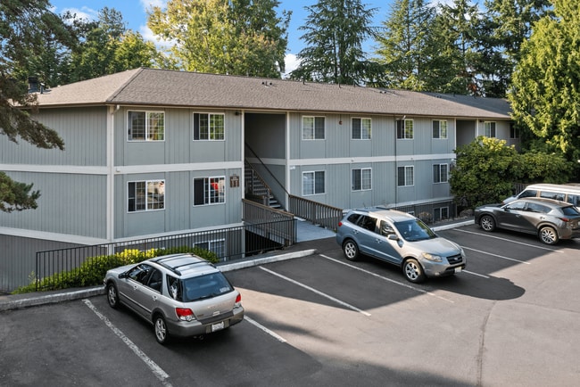 Edificio de apartamentos bien mantenido con estacionamiento para residentes. - Ridgedale Apartments