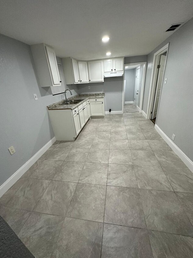 Foto principal - Fully Renovated 3/1 Single Family House Av...