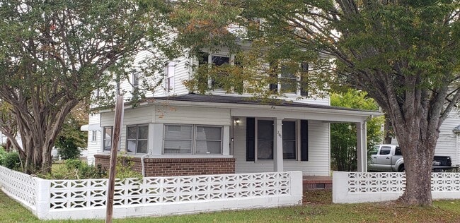 Building Photo - 201 E Gale St