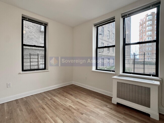Foto del edificio - 180 Pinehurst Avenue