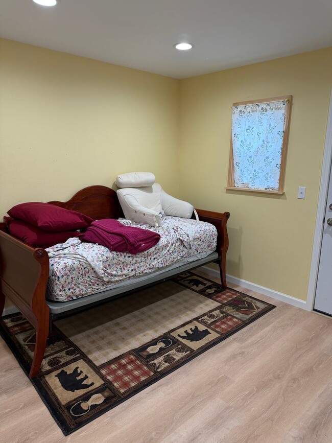 Building Photo - 1 Bedroom /1 bath  Unit