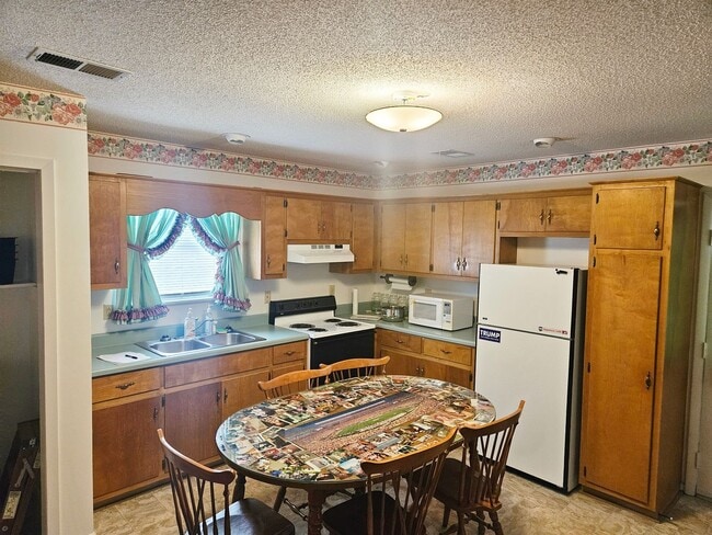 Building Photo - 1 Bedroom, 1 bath House