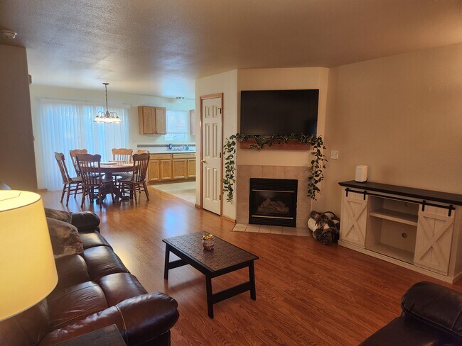 Foto del edificio - 4965 Universal Heights