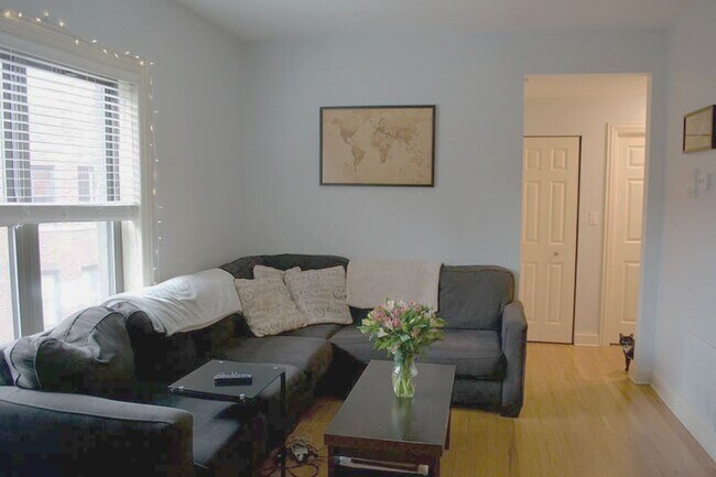 Foto del edificio - 903 W Cornelia Ave