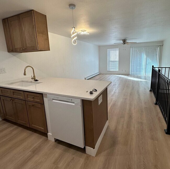 Kitchen - 1065 University Ave