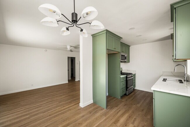 Foto del edificio - "Charming 3-Bedroom Haven in the Heart of Santa Ana – Your Perfect Retreat Awaits!"