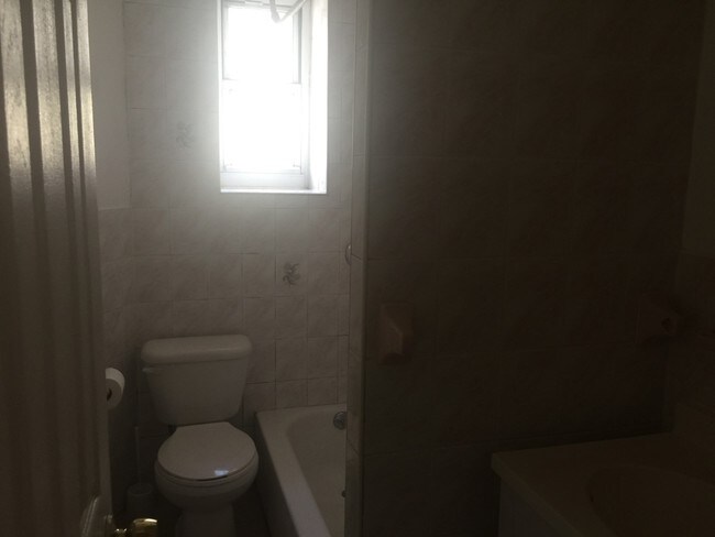 Foto del edificio - 208 E 95th St