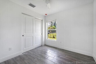 Building Photo - 3018 SE Iris St