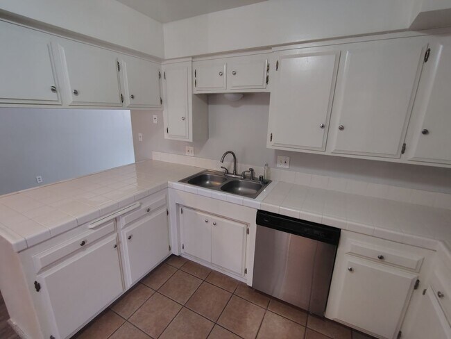 Foto del edificio - Spacious 3 bedroom 2 bathroom townhouse in Central Bakersfield!