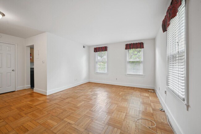 Foto del edificio - Large, Renovated Apartment Less Than 5 Min...