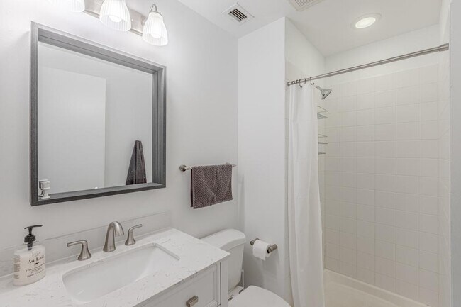 Photo - 2 bedroom in Chicago IL 60654 Apartment