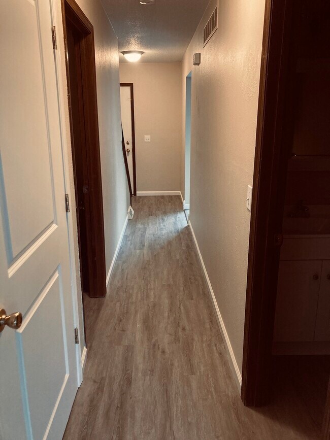 Building Photo - 5960 Red Oak Dr