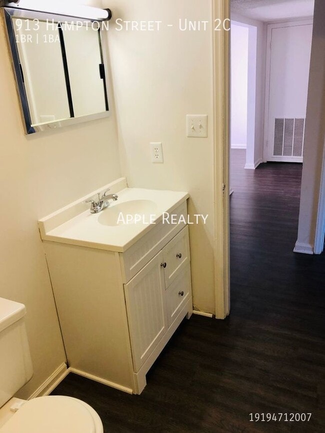 Building Photo - 913 Hampton St