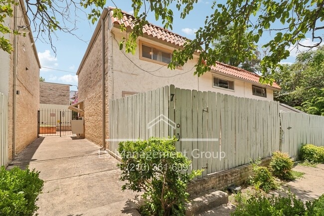 Building Photo - 408 Ira Ave