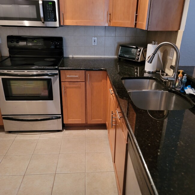 Foto del edificio - 8837 Latrec Ave