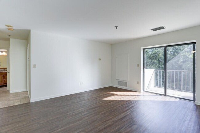 Building Photo - 300 Johnson Ferry Rd