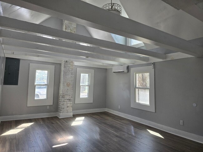 Foto del edificio - Call Linda 804-642-2106 or linda@vacosold.com