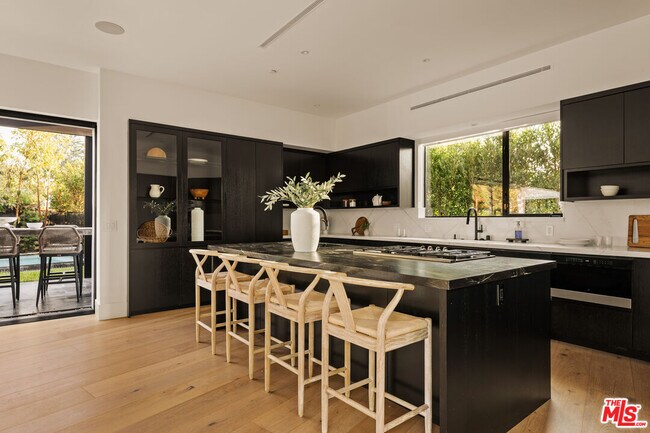 Foto del edificio - 5988 W 76th St