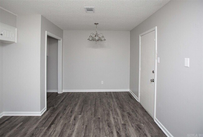Building Photo - 300 Bellewood Ln
